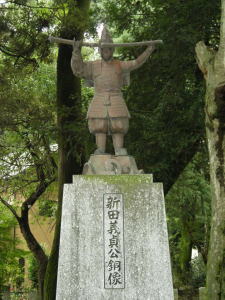 新田義貞公の像
