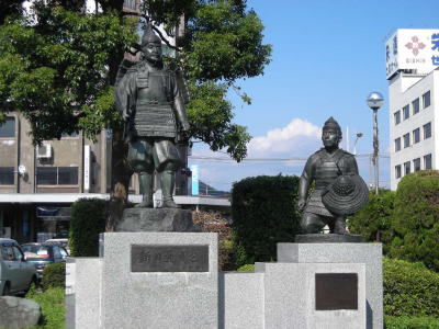 新田義貞公の像